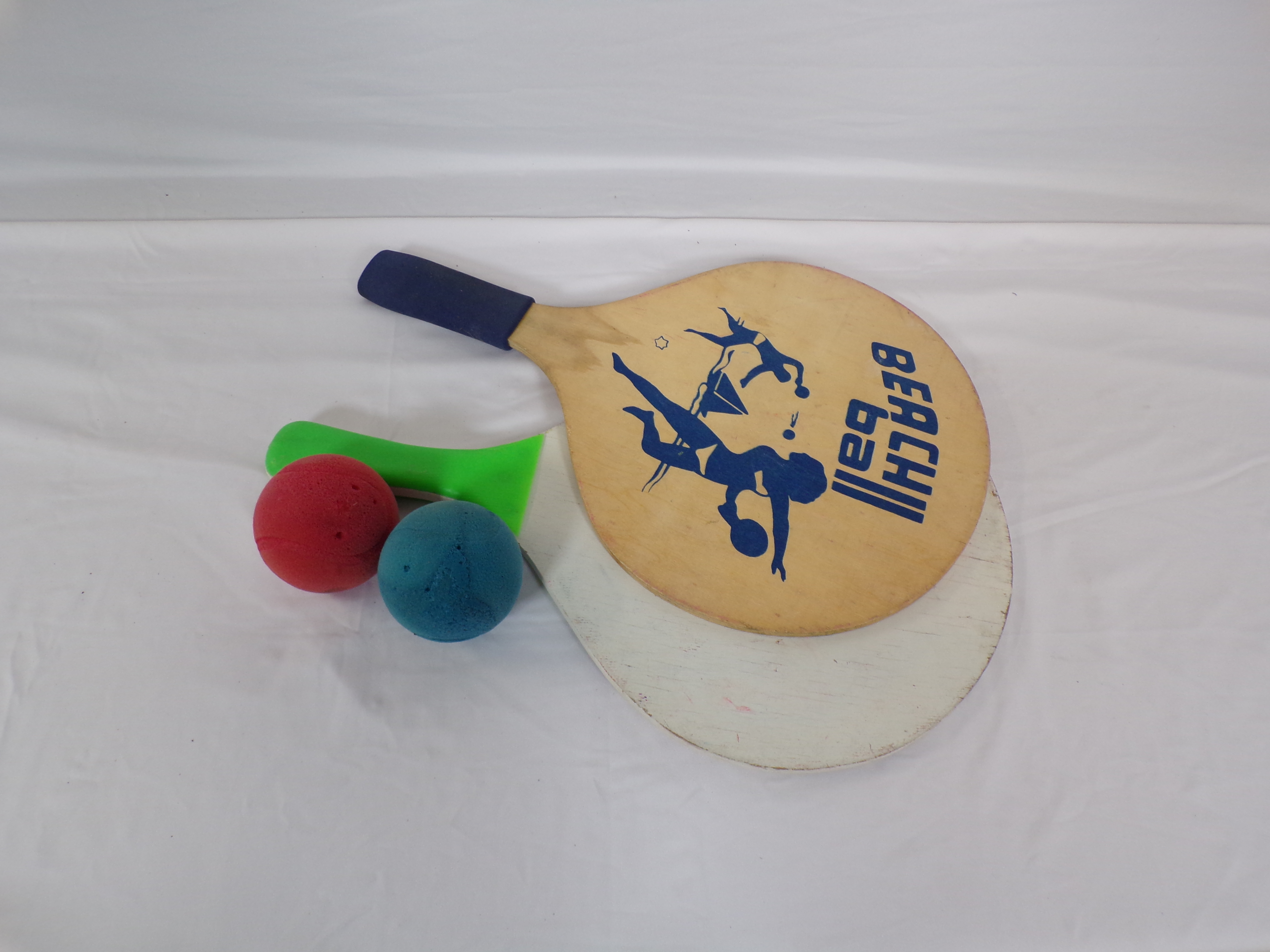 Beachballschläger mit Bällen