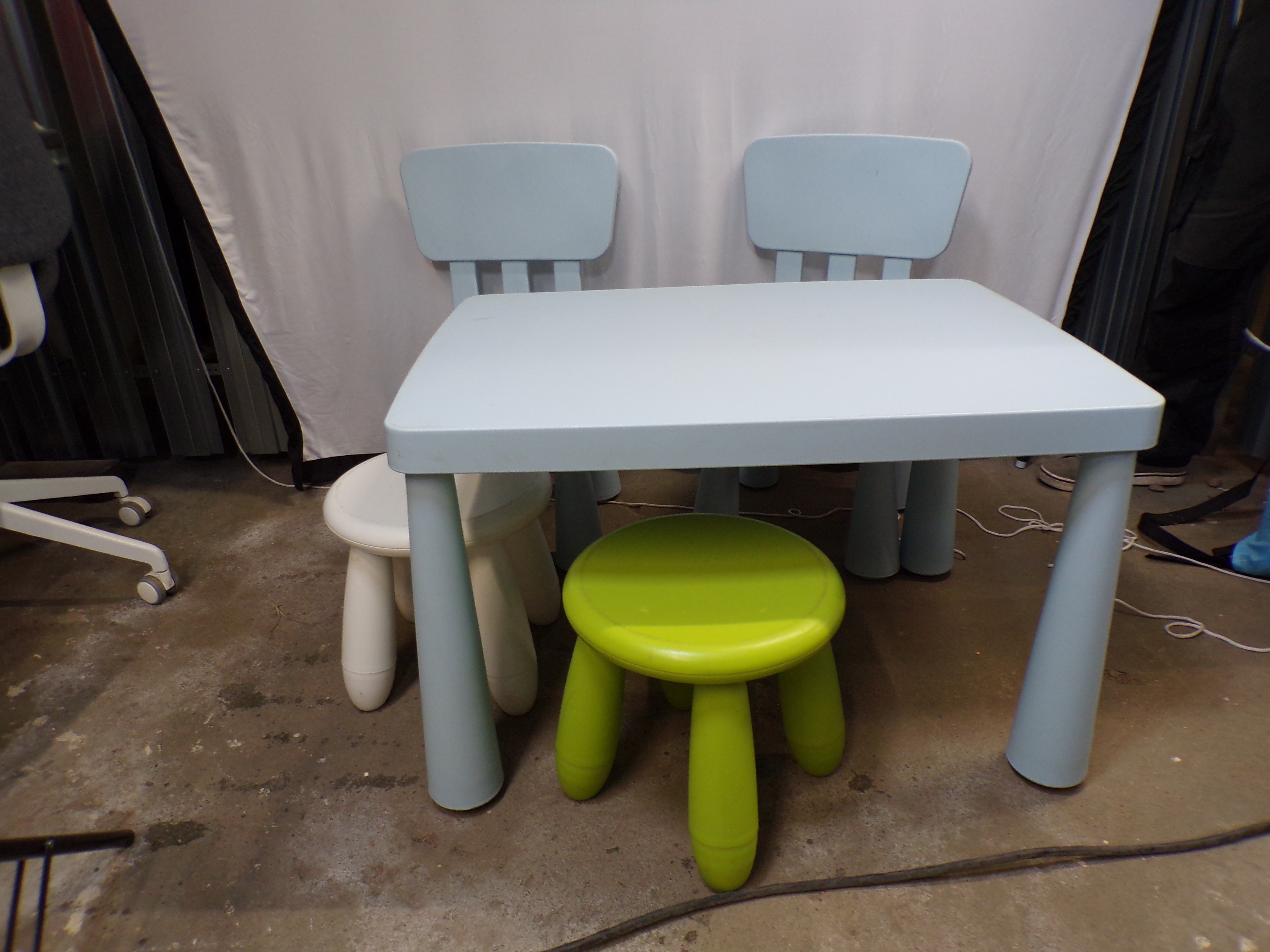 Set aus Kinder Tisch mit Stühlen - IKEA