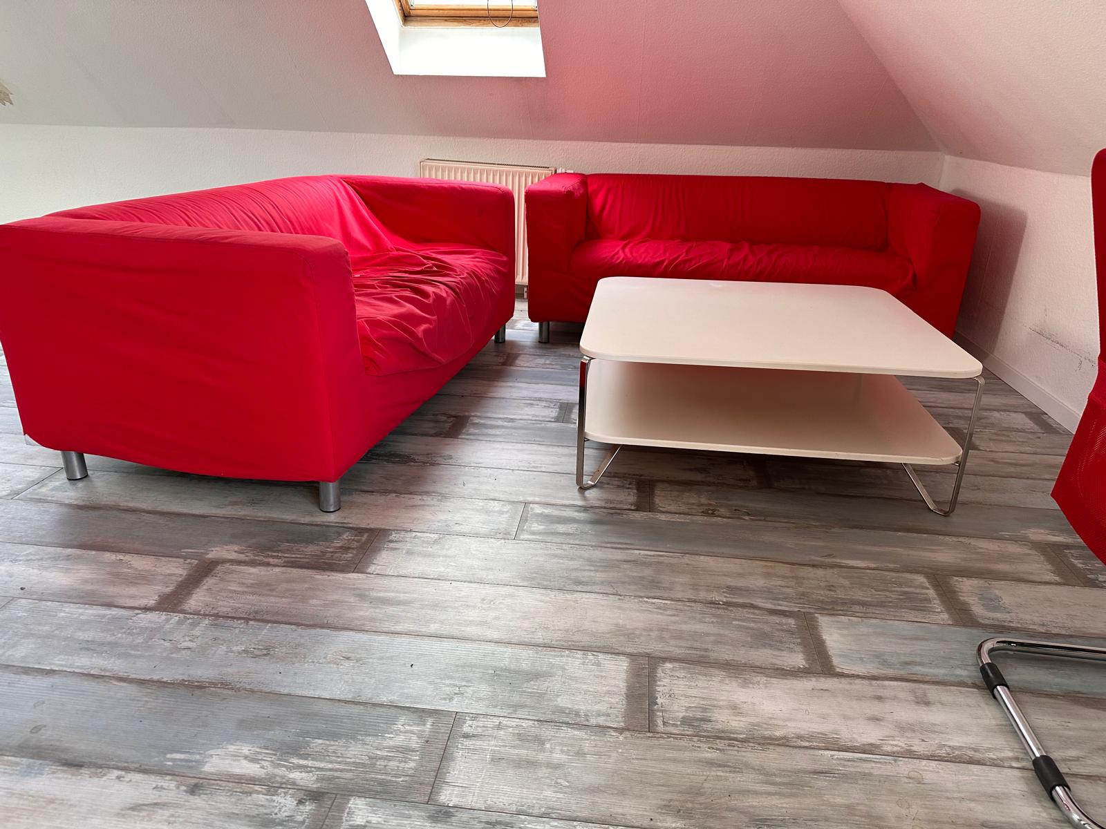 rote Couchgarnitur mit Couch-Tisch