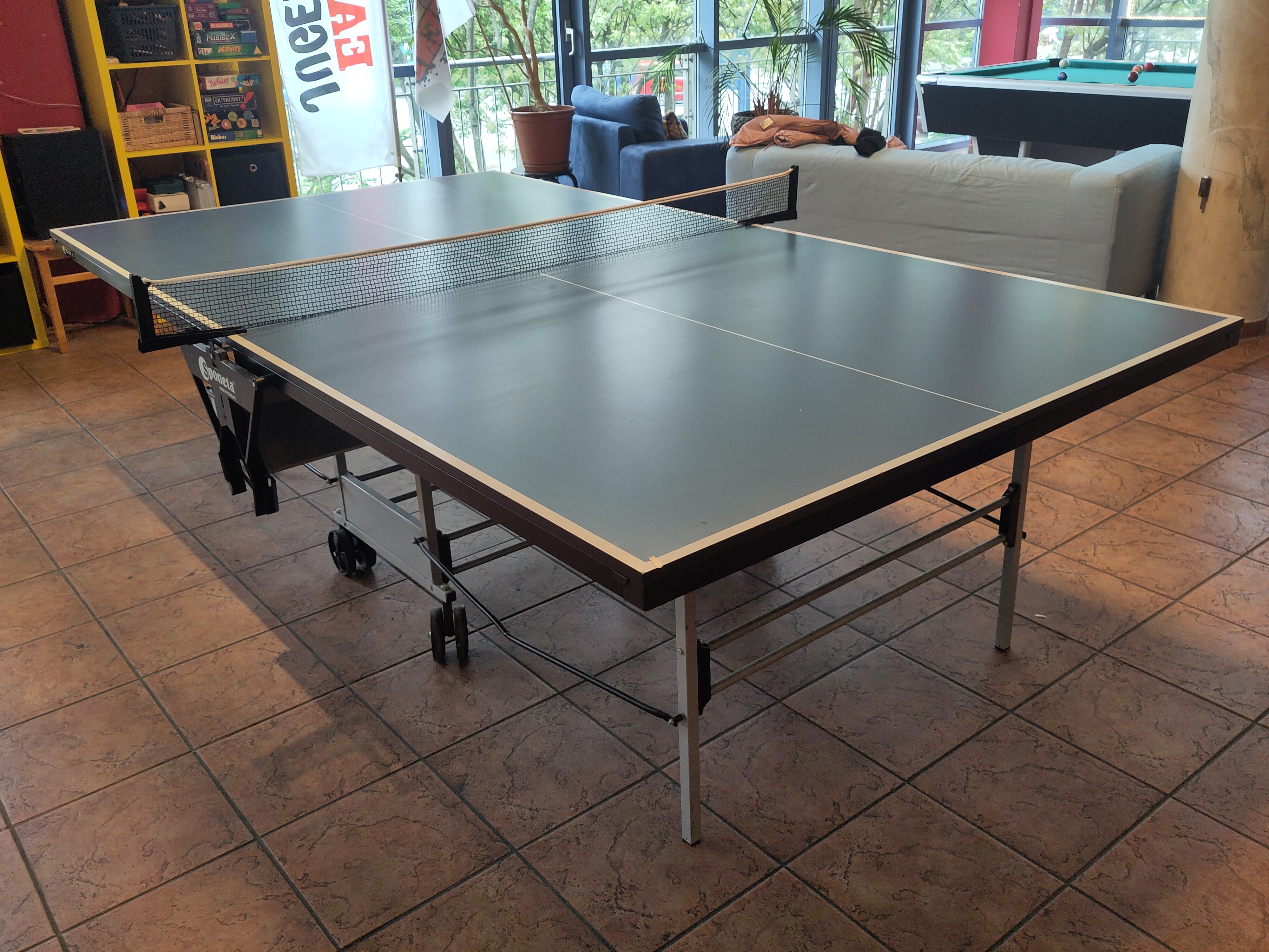 mobile Tischtennisplatte + Schläger und Bälle