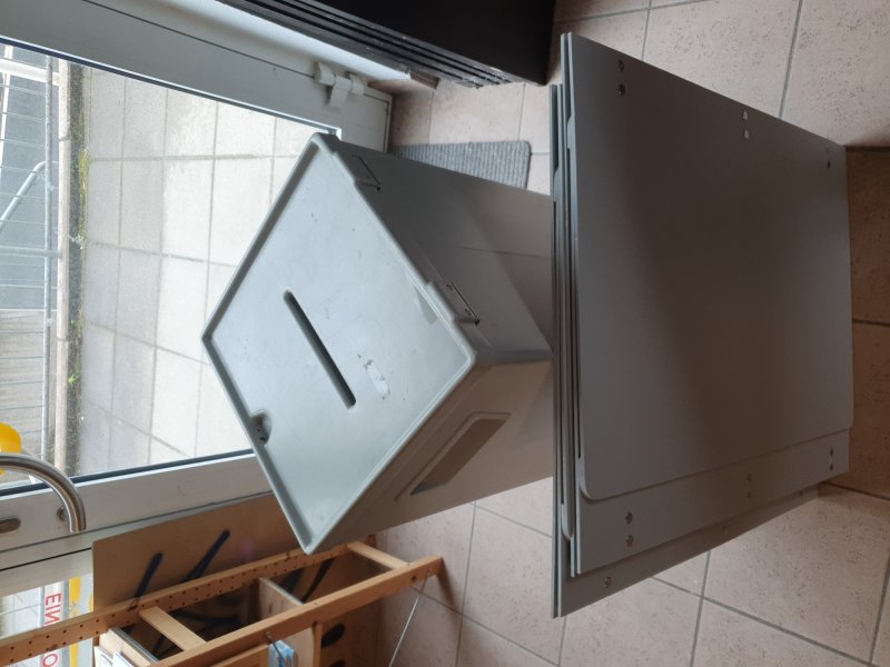 Set aus Wahl-Urne und Wahlkabine (Spendenbox = Box für Abstimmungsvorgänge)
